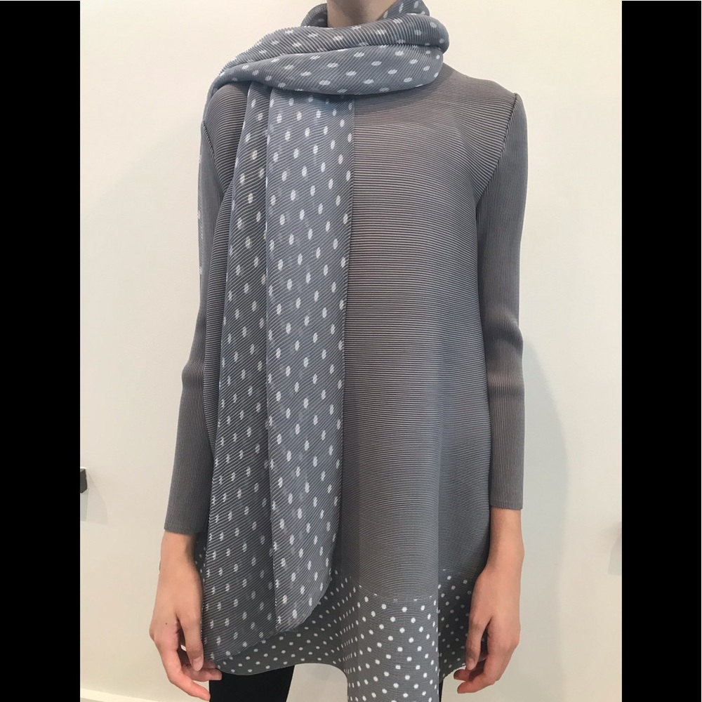 Women’s grey tunic top with matching scarf!